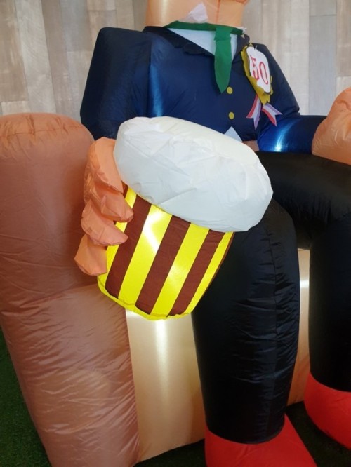 Indoor Abraham zittend op stoel 2,3m